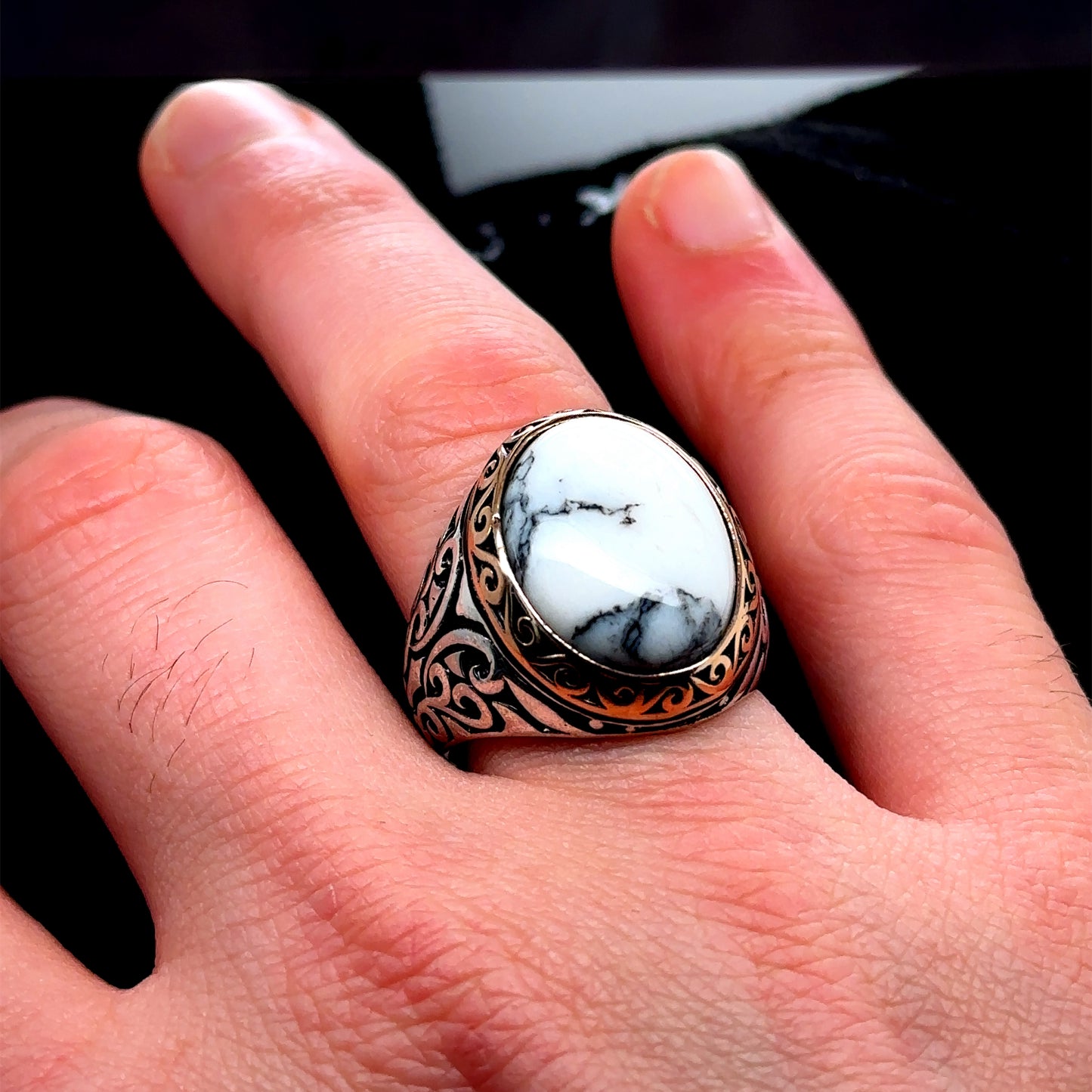 Anillo de hombre hecho a mano con turquesa blanca natural