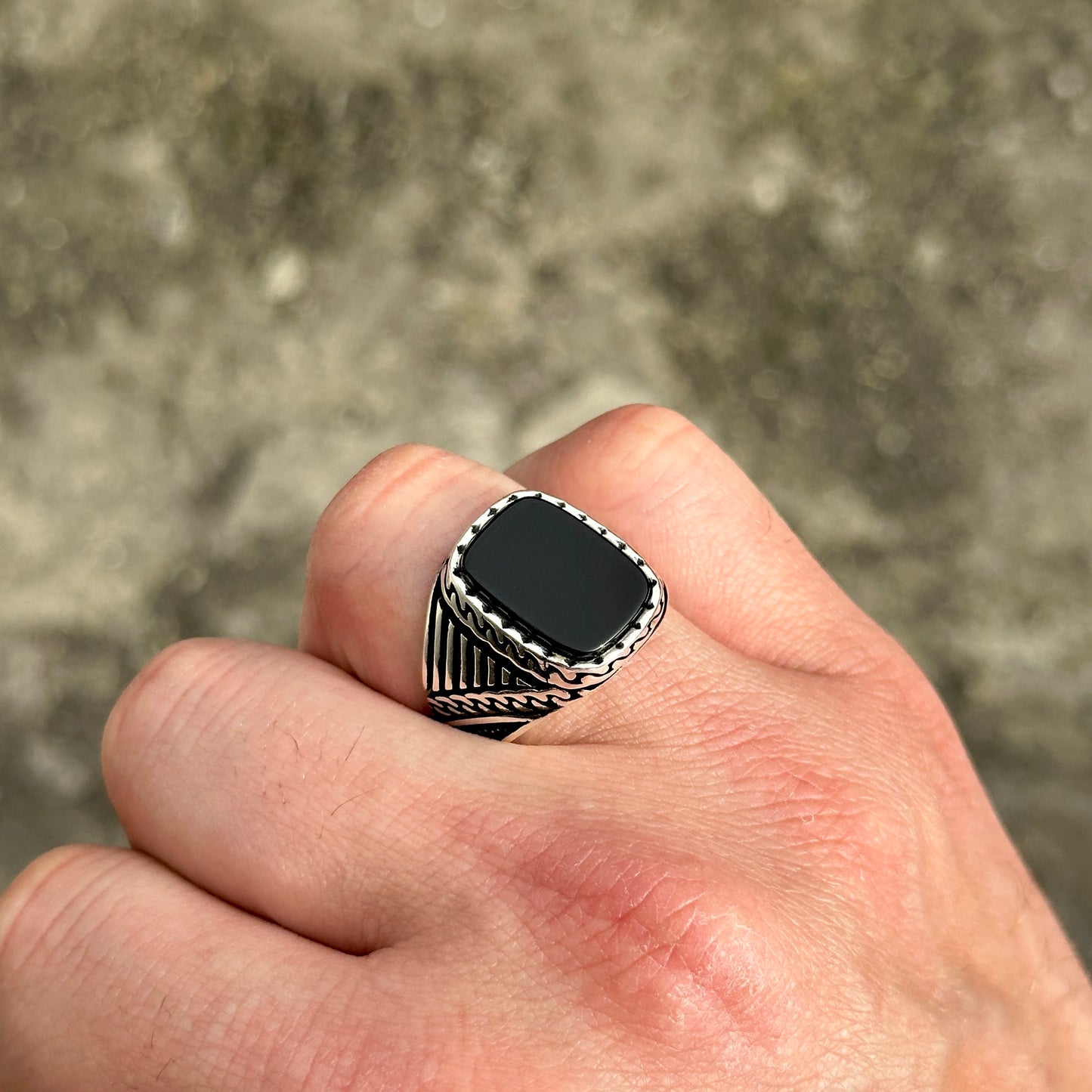 Anillo de plata con piedras preciosas de ónix negro hecho a mano para hombre