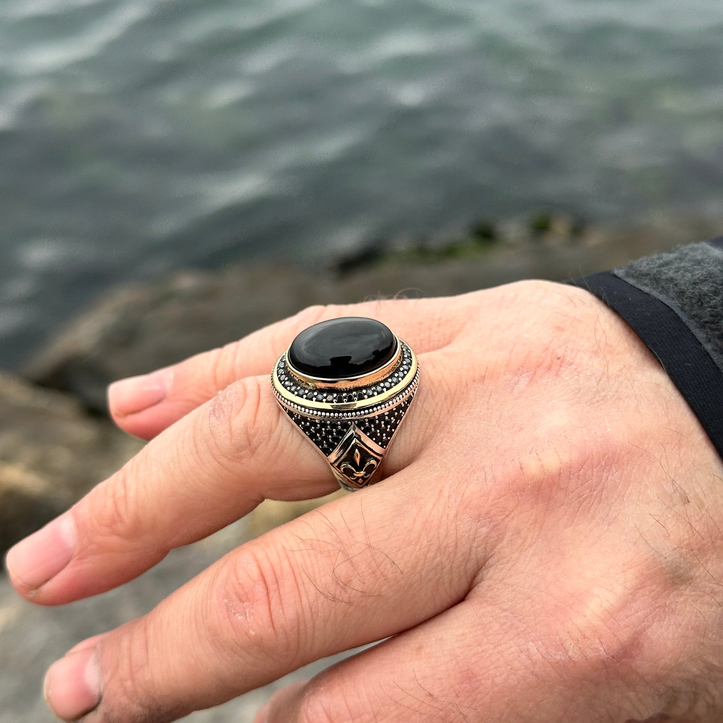 Handgemachter Herren Ring mit Mikrosteinen und ovalem Onyx