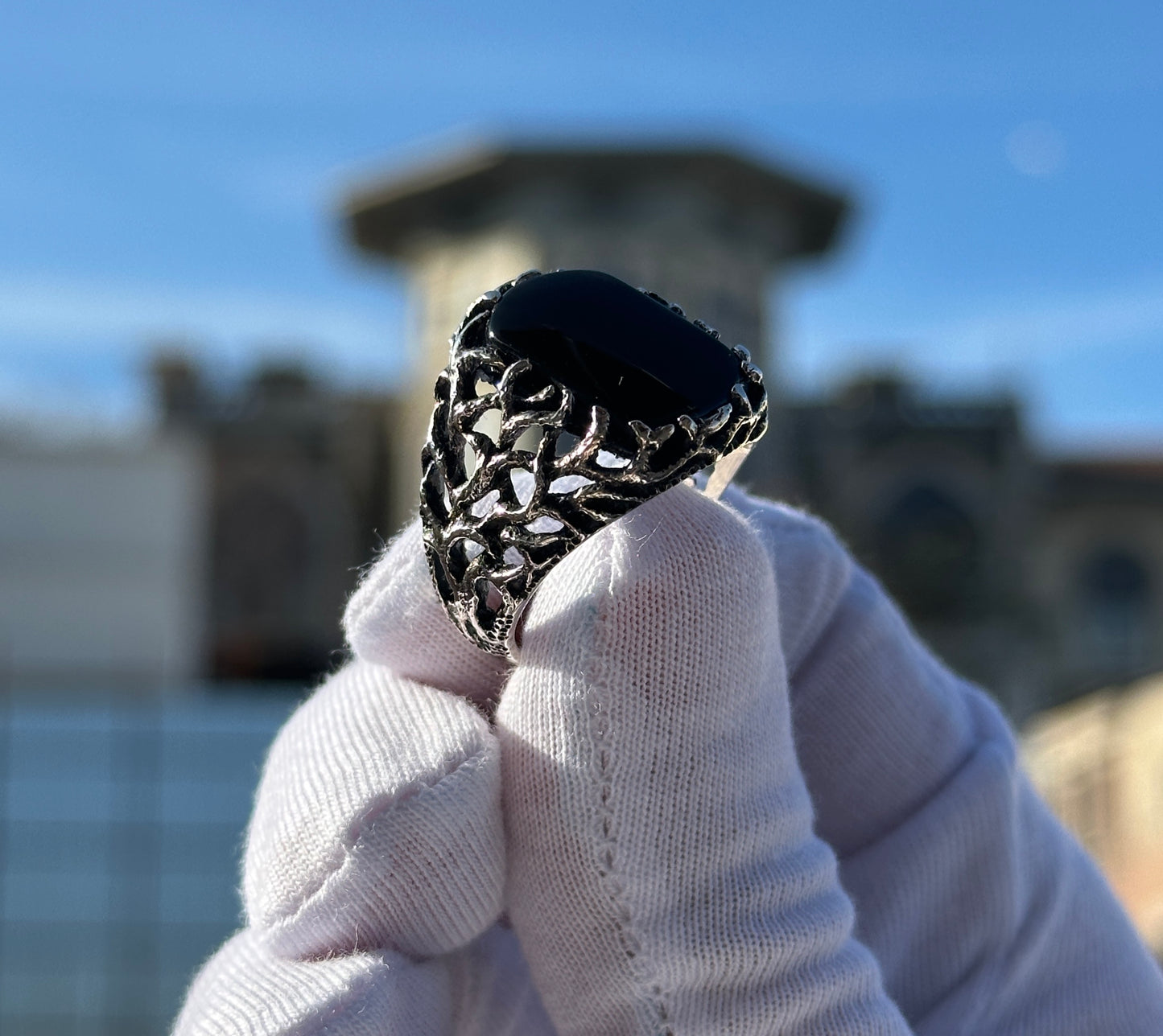 Anillo de plata con piedras preciosas de ónix y árbol de la vida