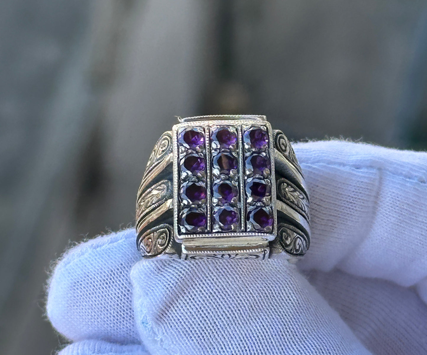 Anillo de amatista grabado hecho a mano para hombre