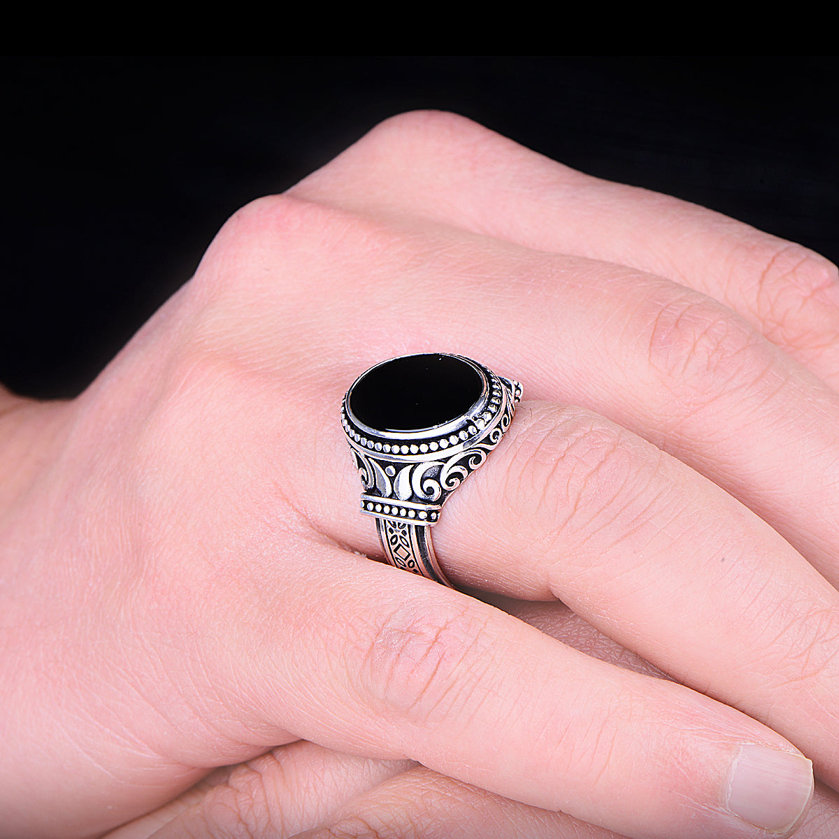 Anillo minimalista con grabado de piedra de ónix ovalada para hombre