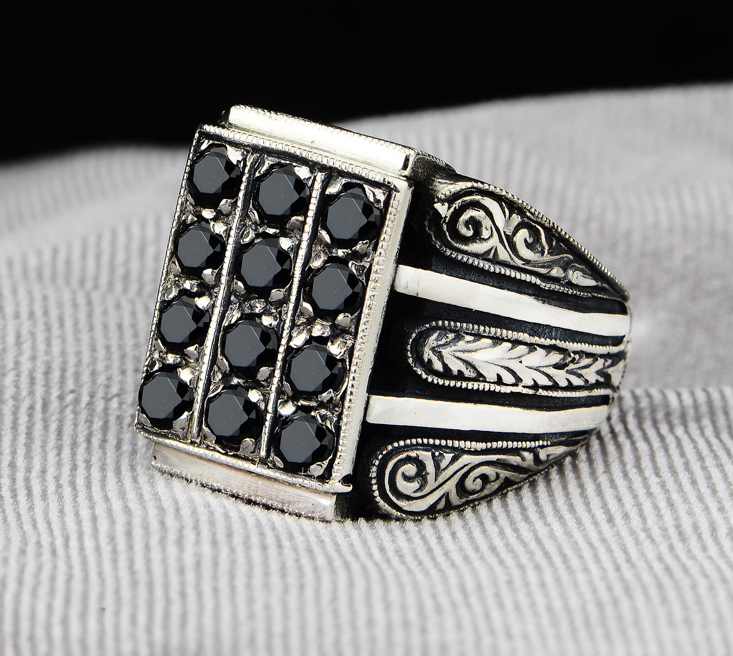 Anillo grabado con piedra de ónix negro hecho a mano para hombre