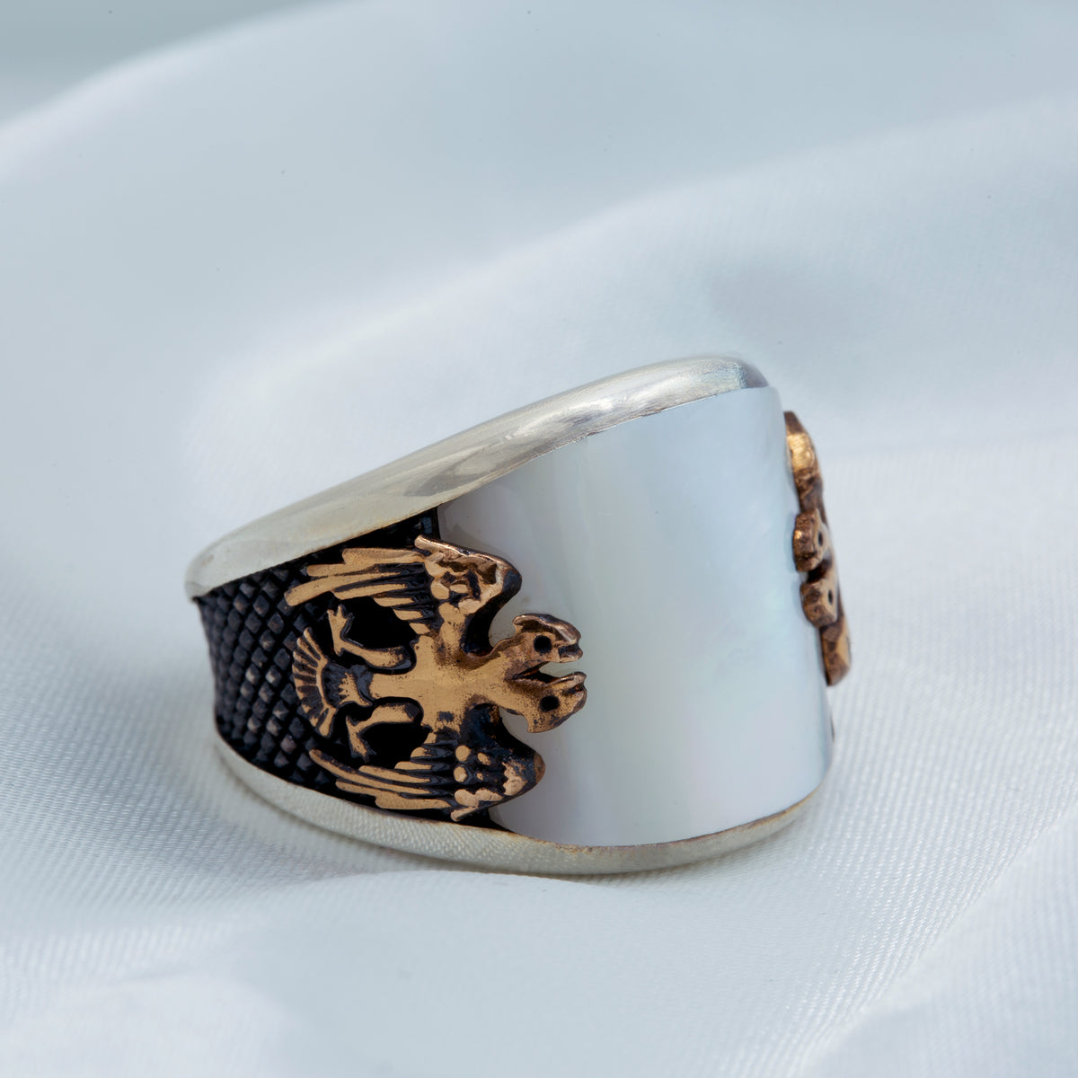 Anillo de plata 925 con piedra preciosa de nácar y águila