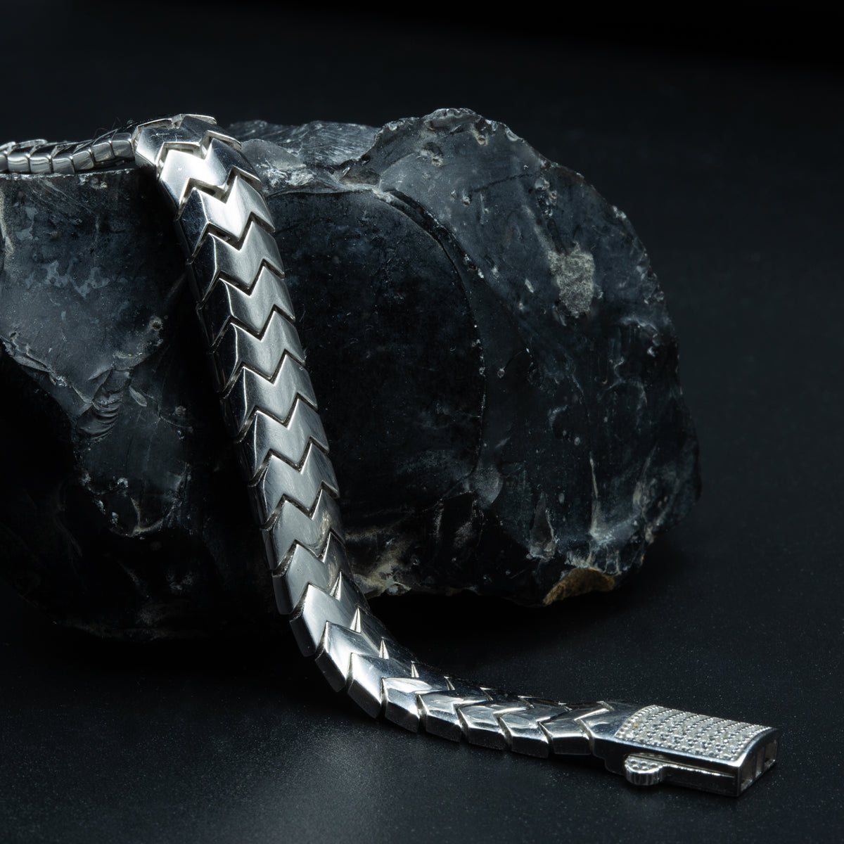 Elegantes Schlangenarmband aus Silber, handgefertigt mit Moissanitstein