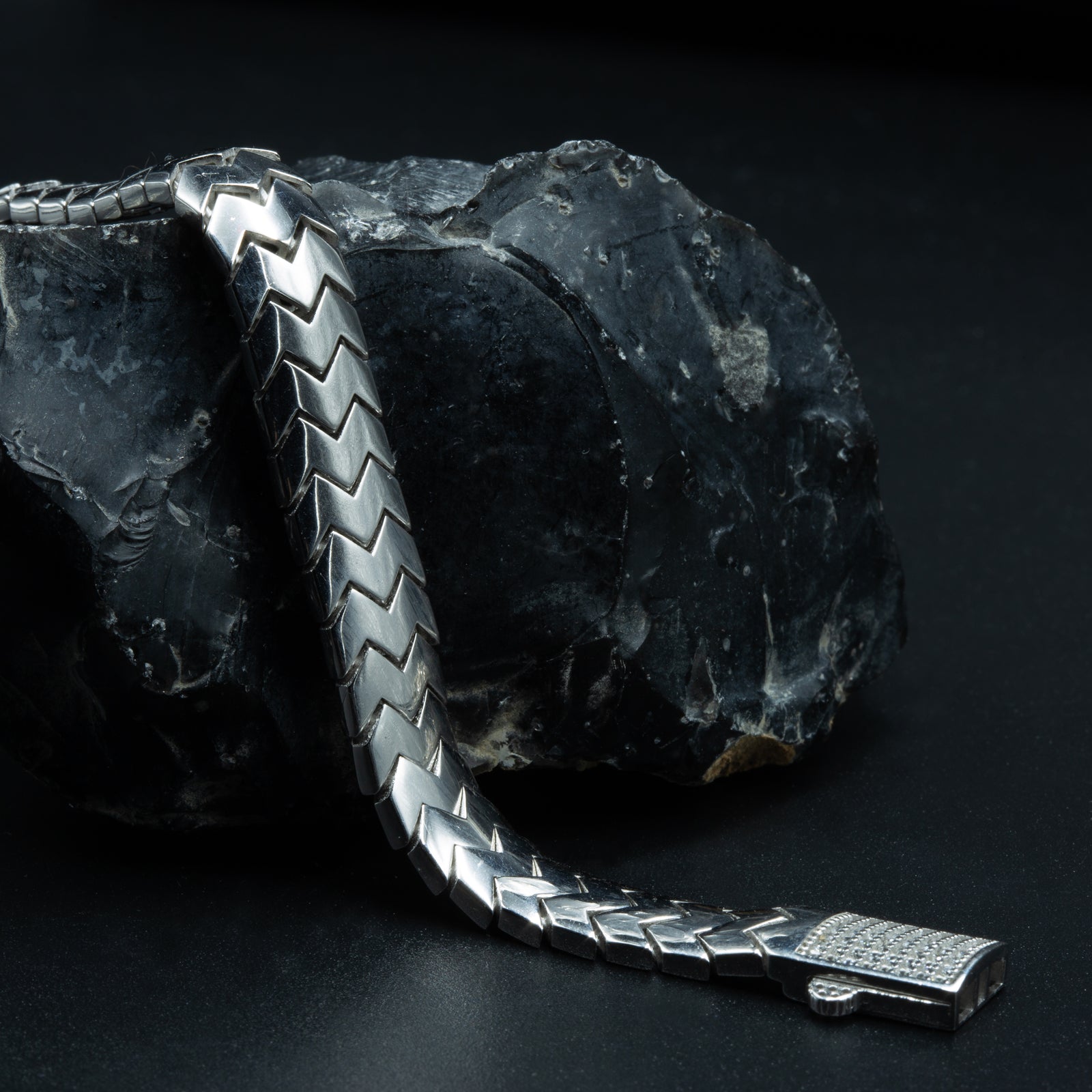 Elegantes Schlangenarmband aus Silber, handgefertigt mit Moissanitstein