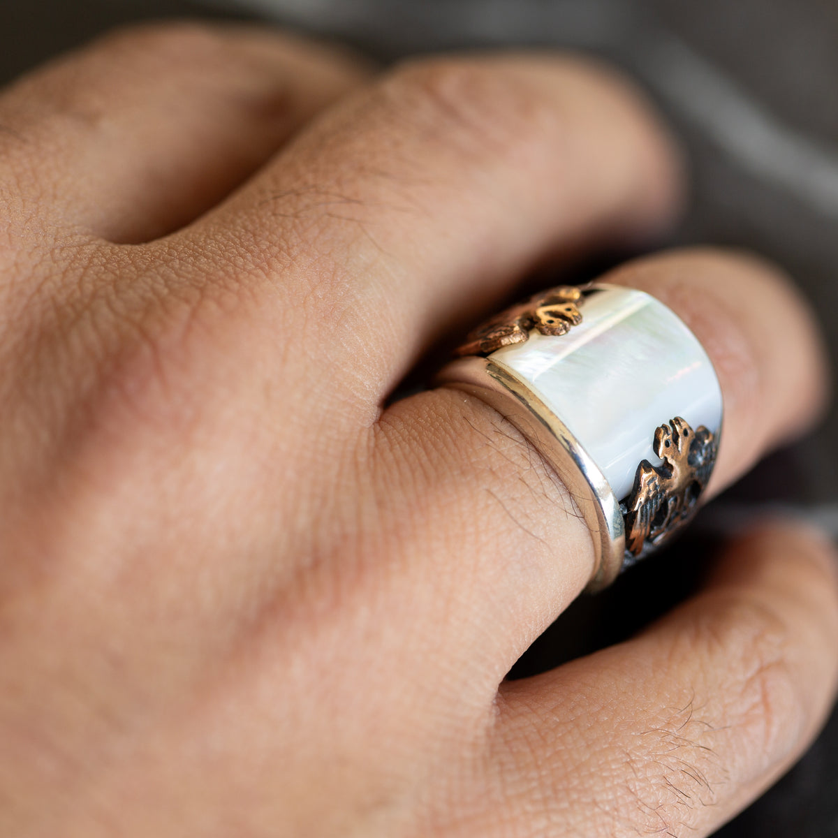 Anillo de plata 925 con piedra preciosa de nácar y águila