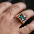 Anillo de plata maciza con topacio místico cuadrado para hombre