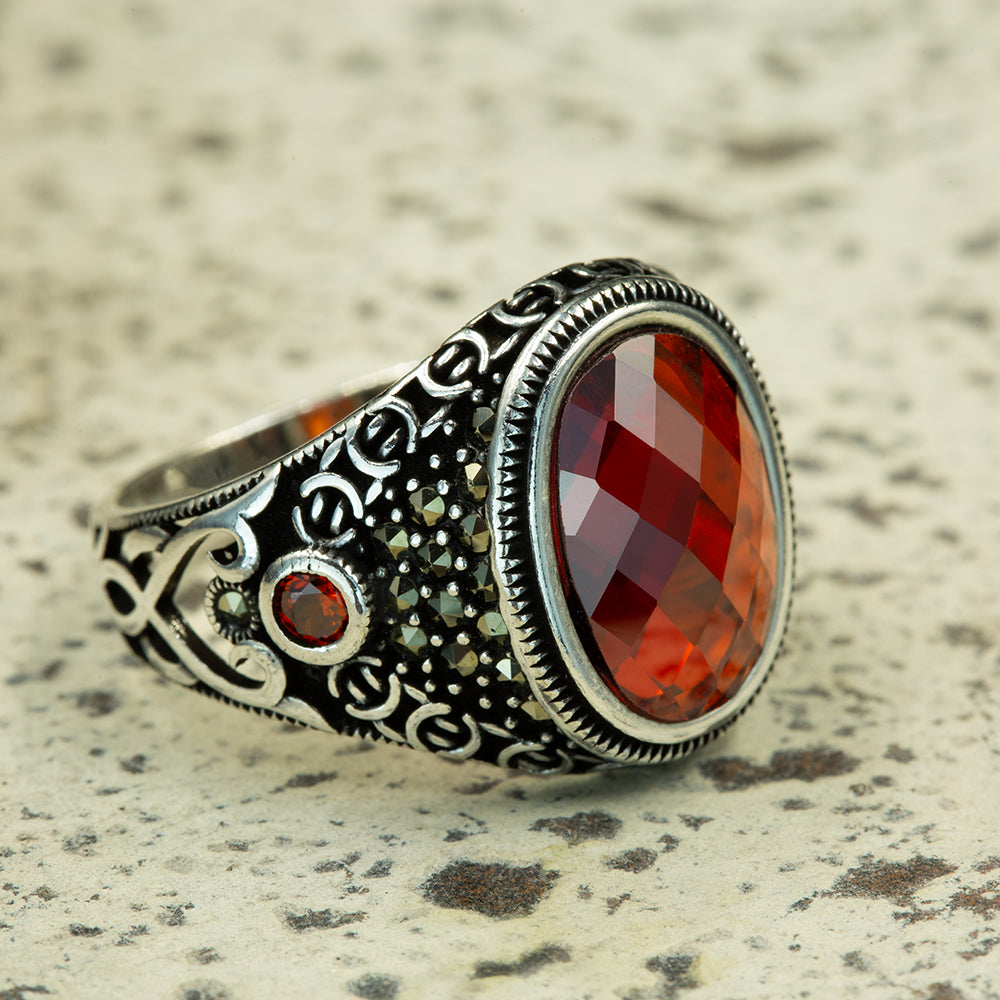 925er Herrenring aus Silber mit minimalistischem Granat-Edelstein