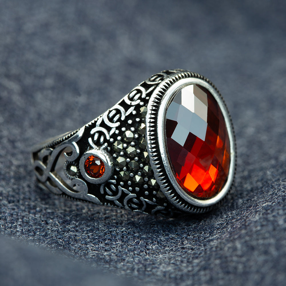 925er Herrenring aus Silber mit minimalistischem Granat-Edelstein