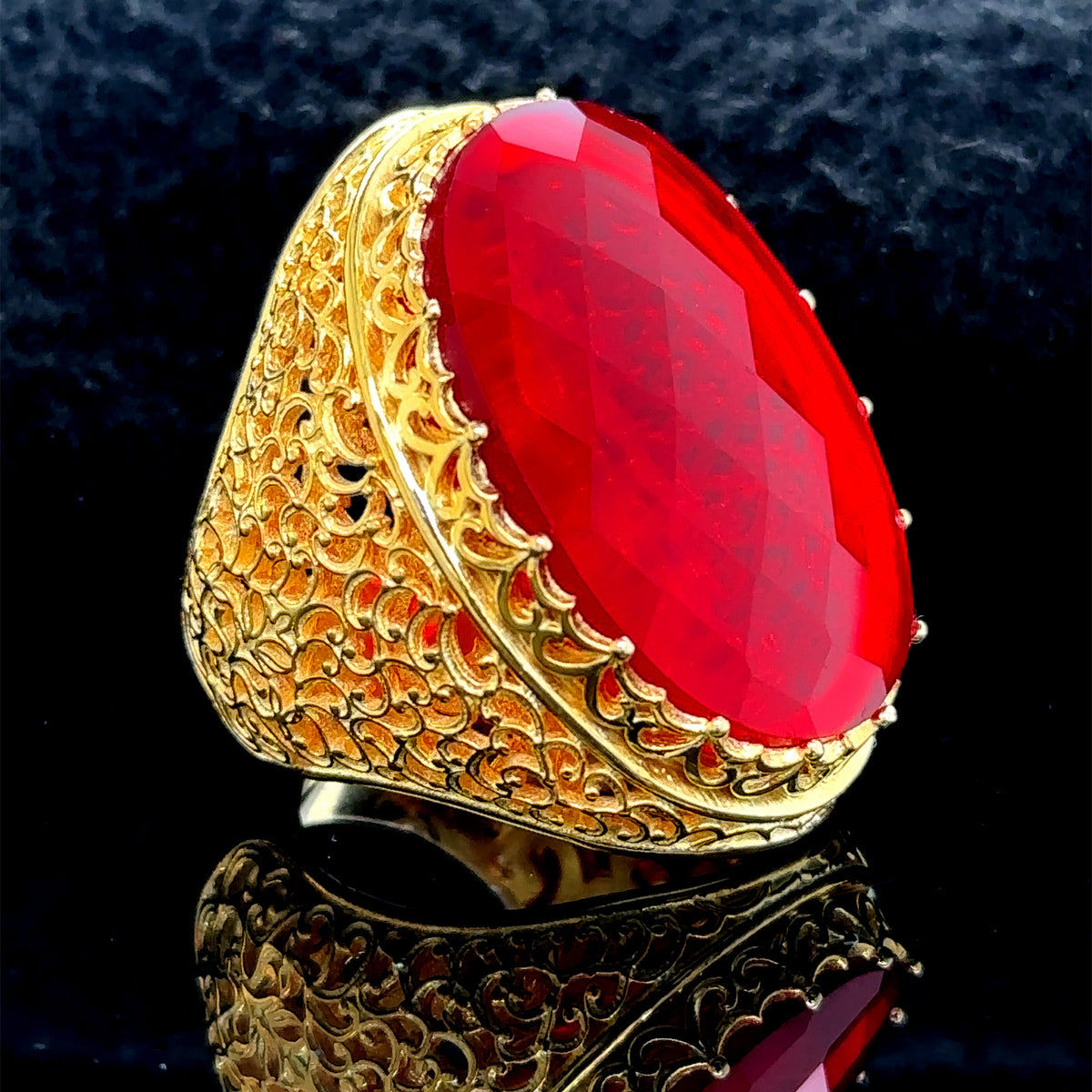 Anillo de hombre con piedra de rubí grande chapado en oro hecho a mano