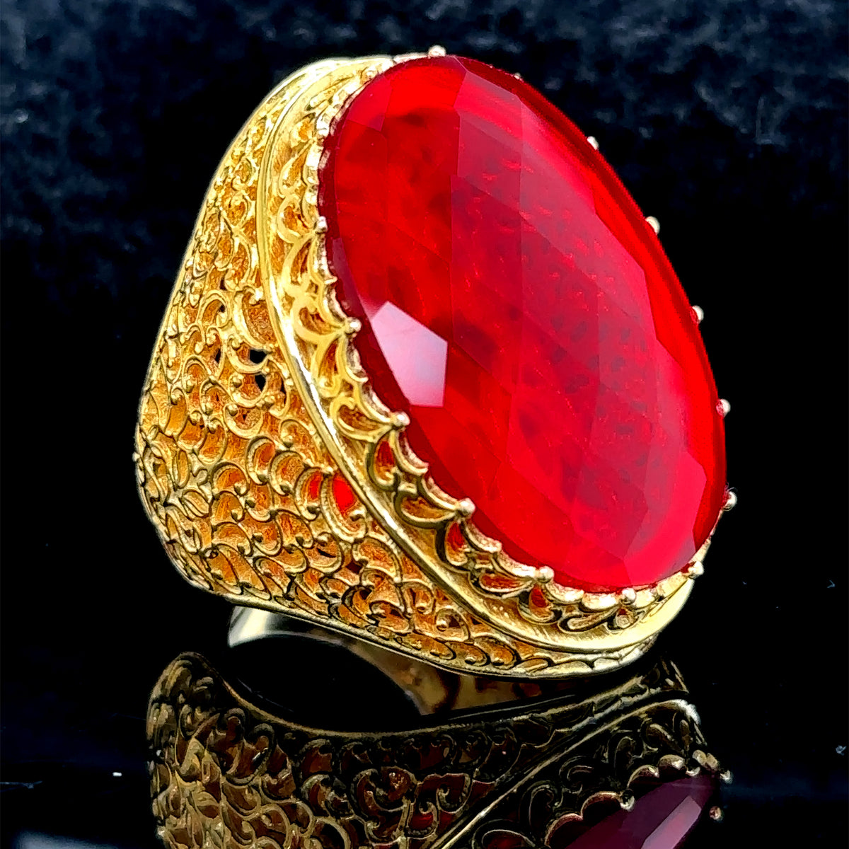 Anillo de hombre con piedra de rubí grande chapado en oro hecho a mano