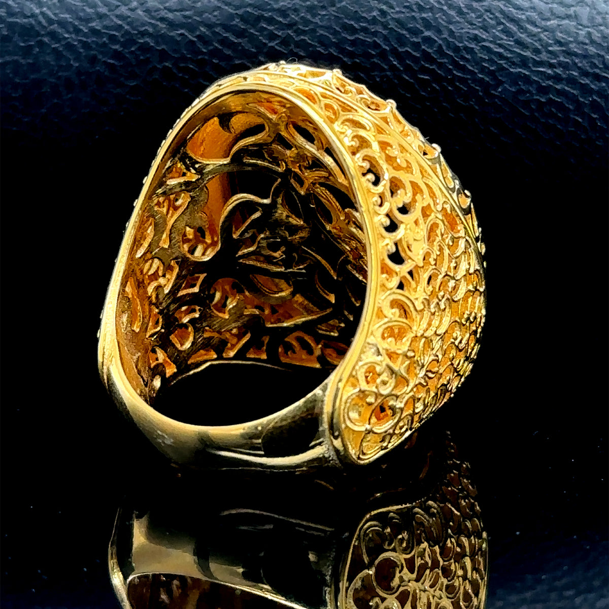 Anillo de ónix de oro grande hecho a mano en plata