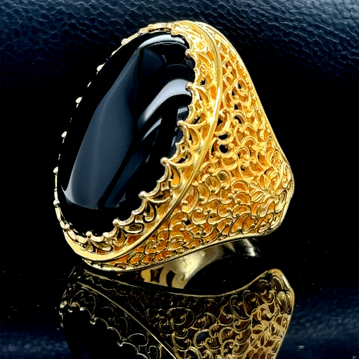 Anillo de ónix de oro grande hecho a mano en plata