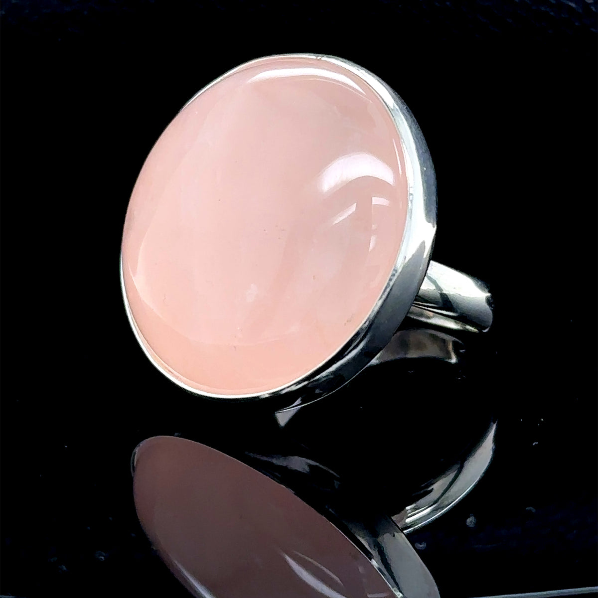 Silberner handgefertigter Damenring mit rundem Rosenquarz