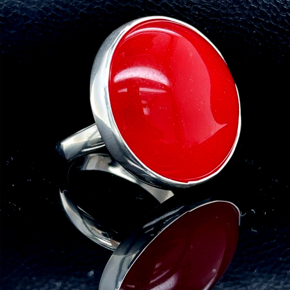 Silberner runder Ring aus rotem Jadestein für Damen