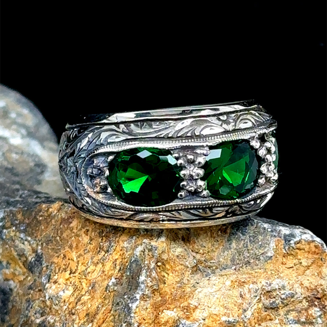 Handgefertigter, gravierter Ehering mit grünem Smaragdstein für Herren