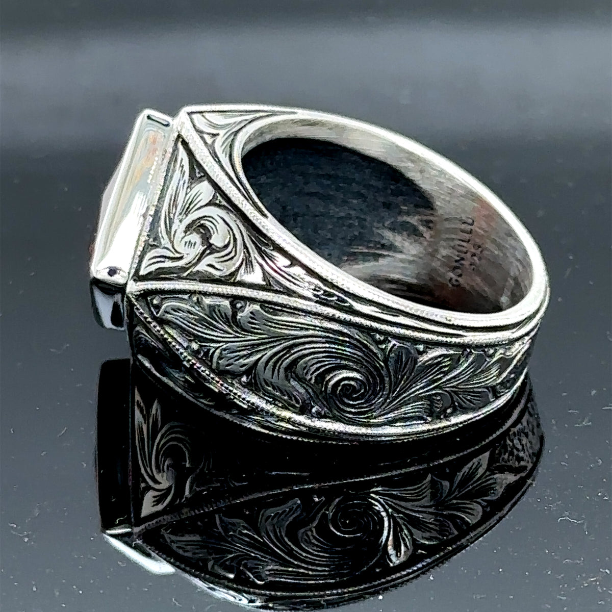 Anillo de plata con rubí grabado cuadrado para hombre