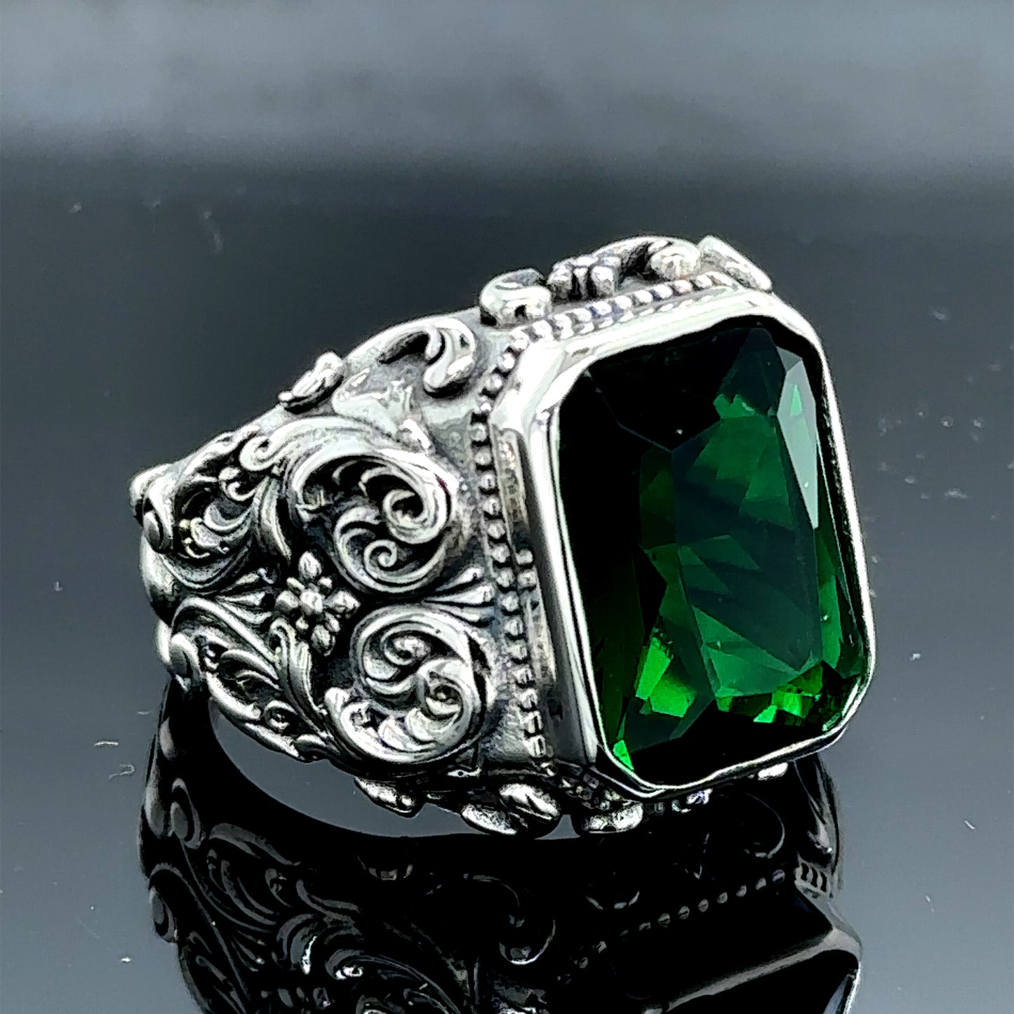 Men Silver Engraved Emerald Gemstone Ring