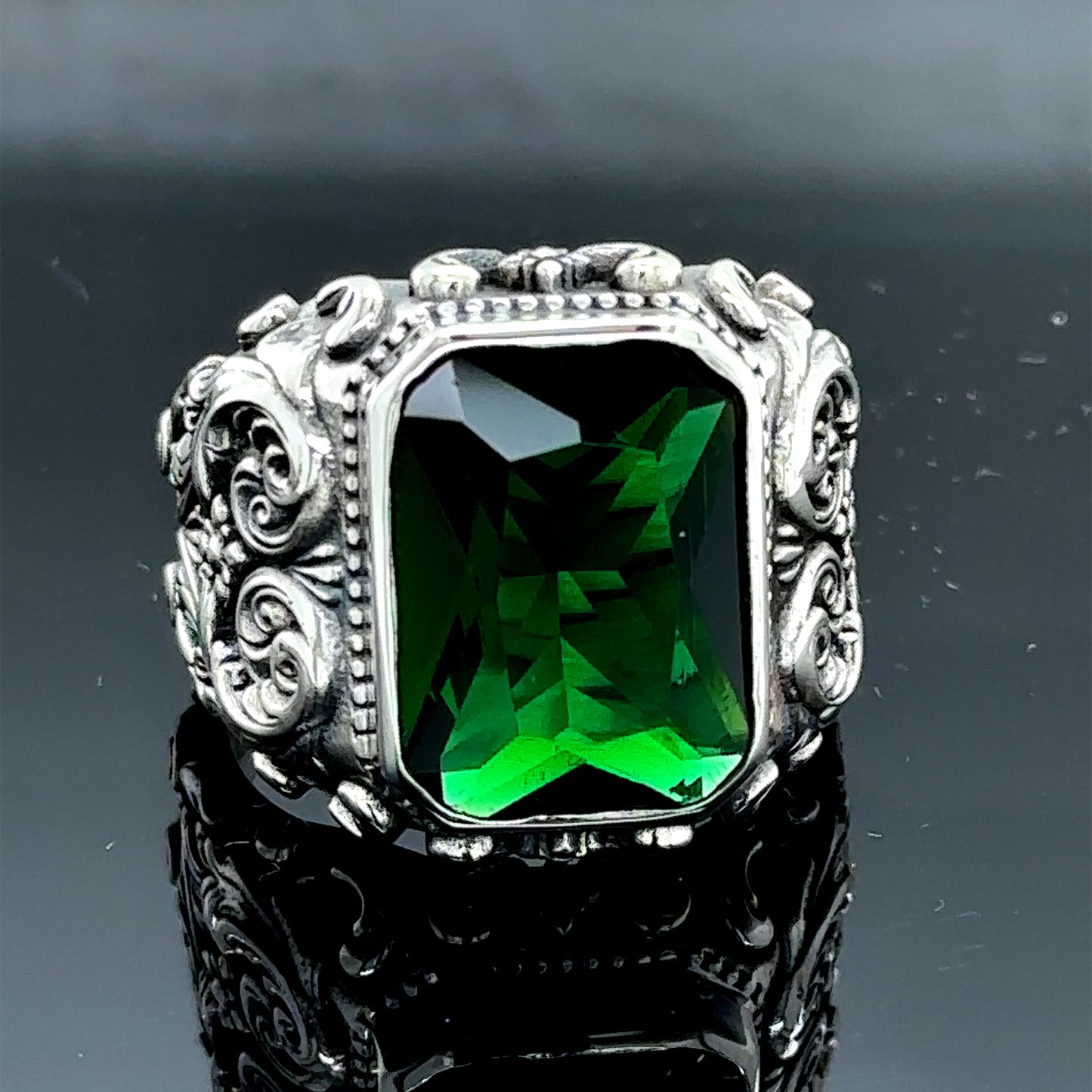 Men Silver Engraved Emerald Gemstone Ring