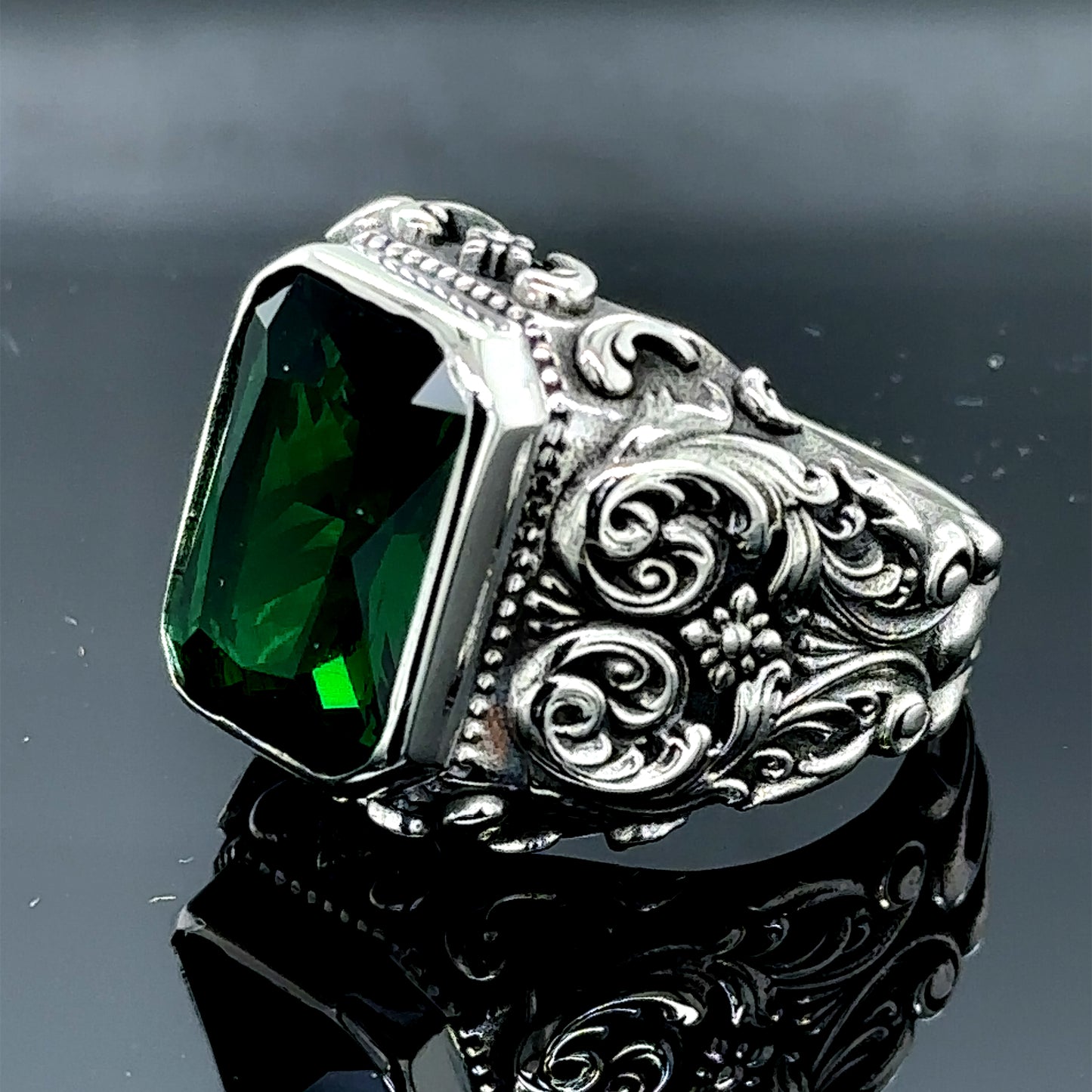 Men Silver Engraved Emerald Gemstone Ring