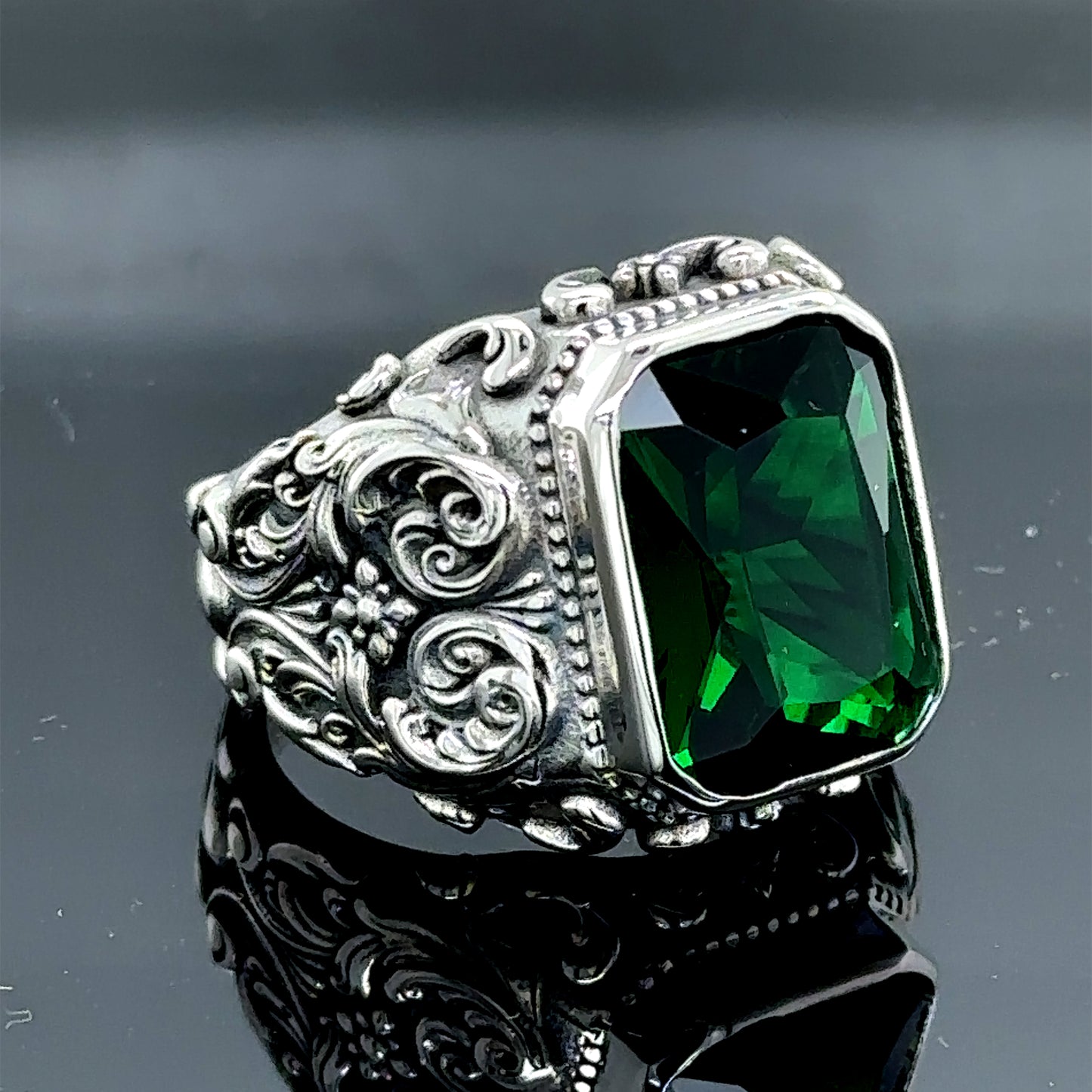 Men Silver Engraved Emerald Gemstone Ring