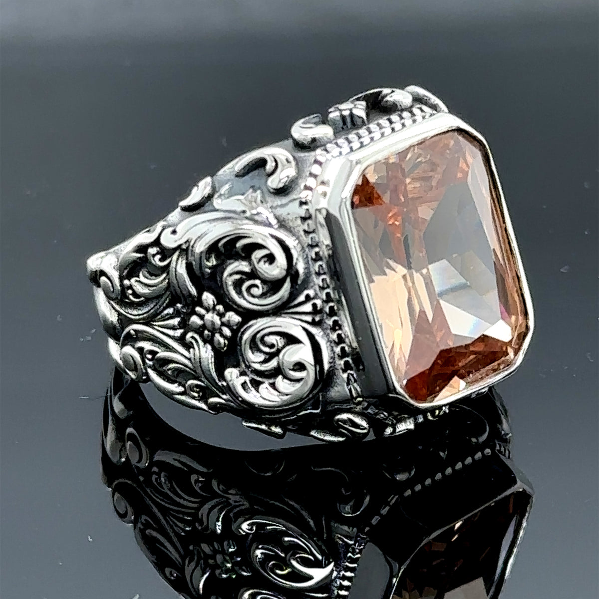 Handgefertigter Herrenring mit Gravur und gelbem Citrin