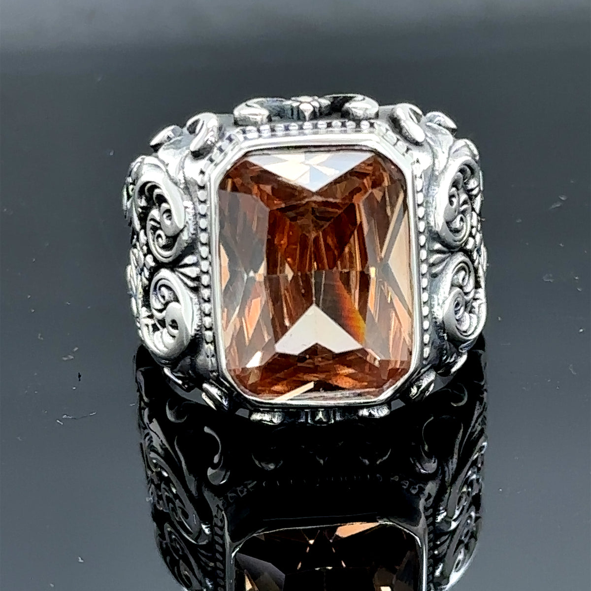 Handgefertigter Herrenring mit Gravur und gelbem Citrin