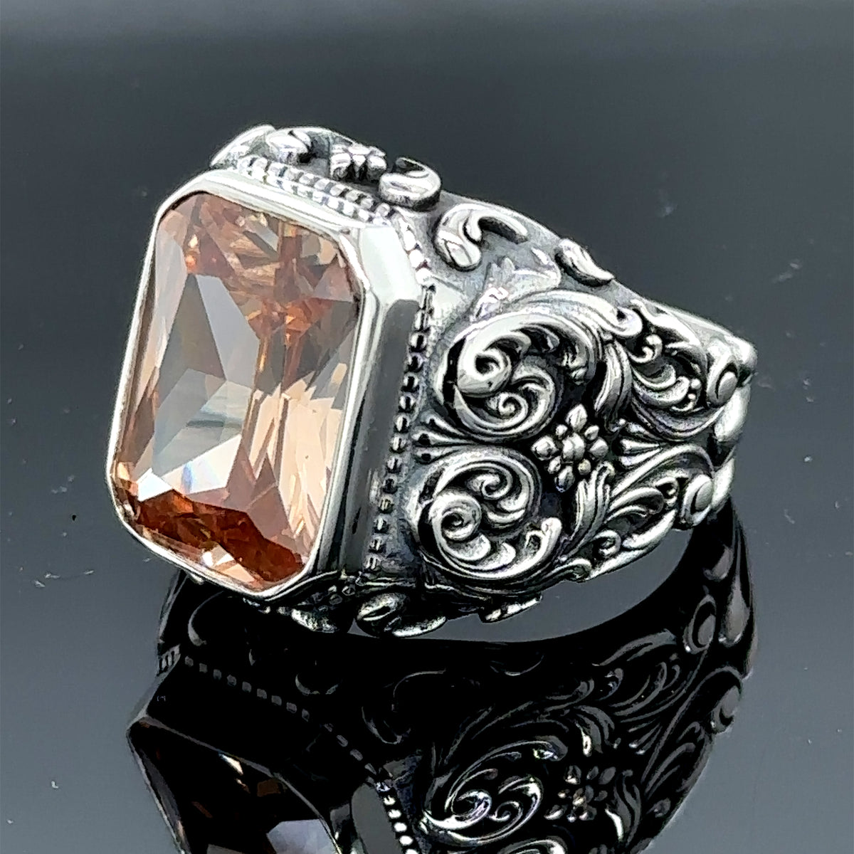 Handgefertigter Herrenring mit Gravur und gelbem Citrin