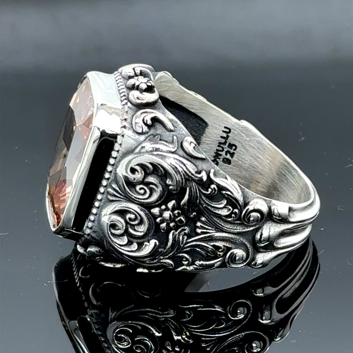 Handgefertigter Herrenring mit Gravur und gelbem Citrin