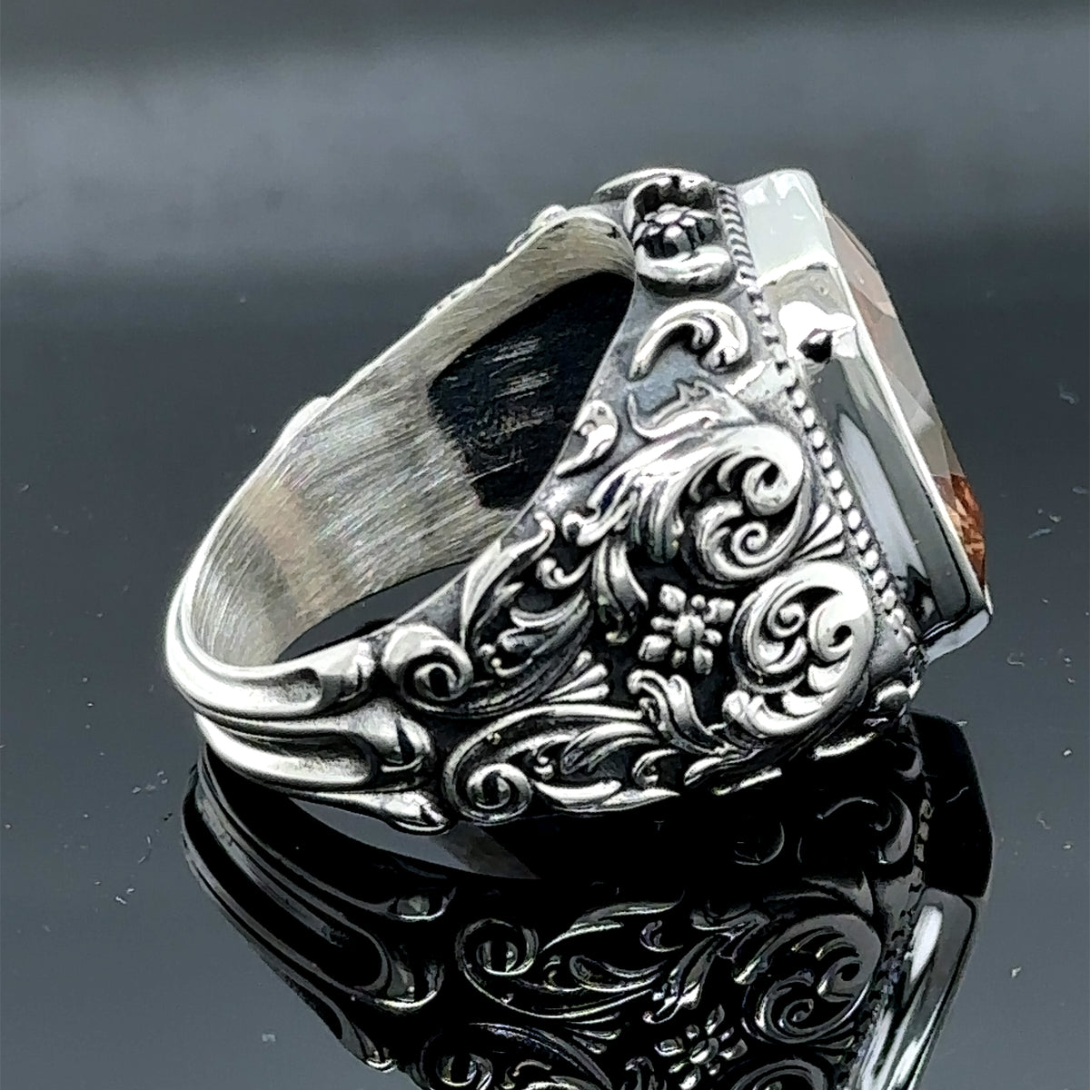 Handgefertigter Herrenring mit Gravur und gelbem Citrin