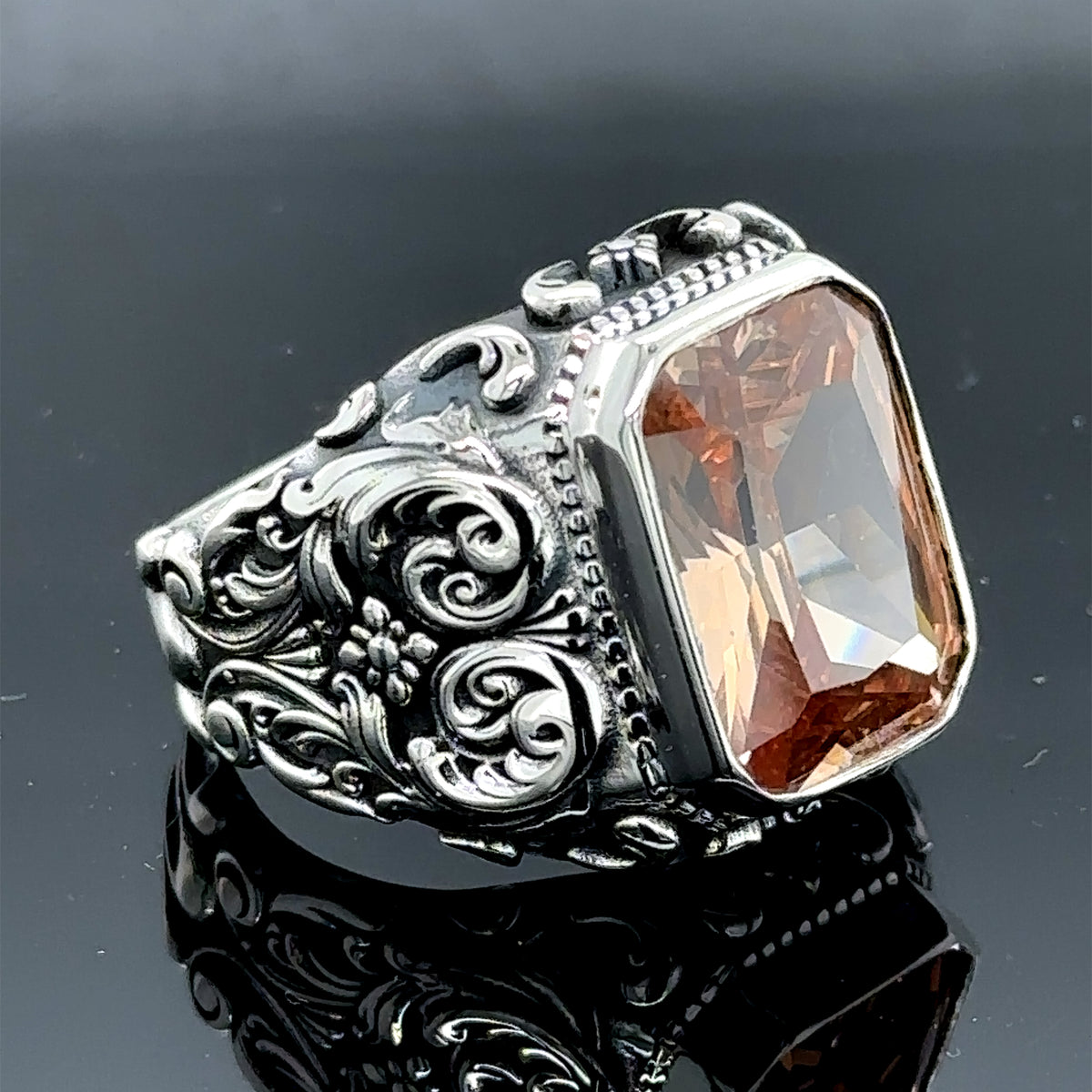 Handgefertigter Herrenring mit Gravur und gelbem Citrin