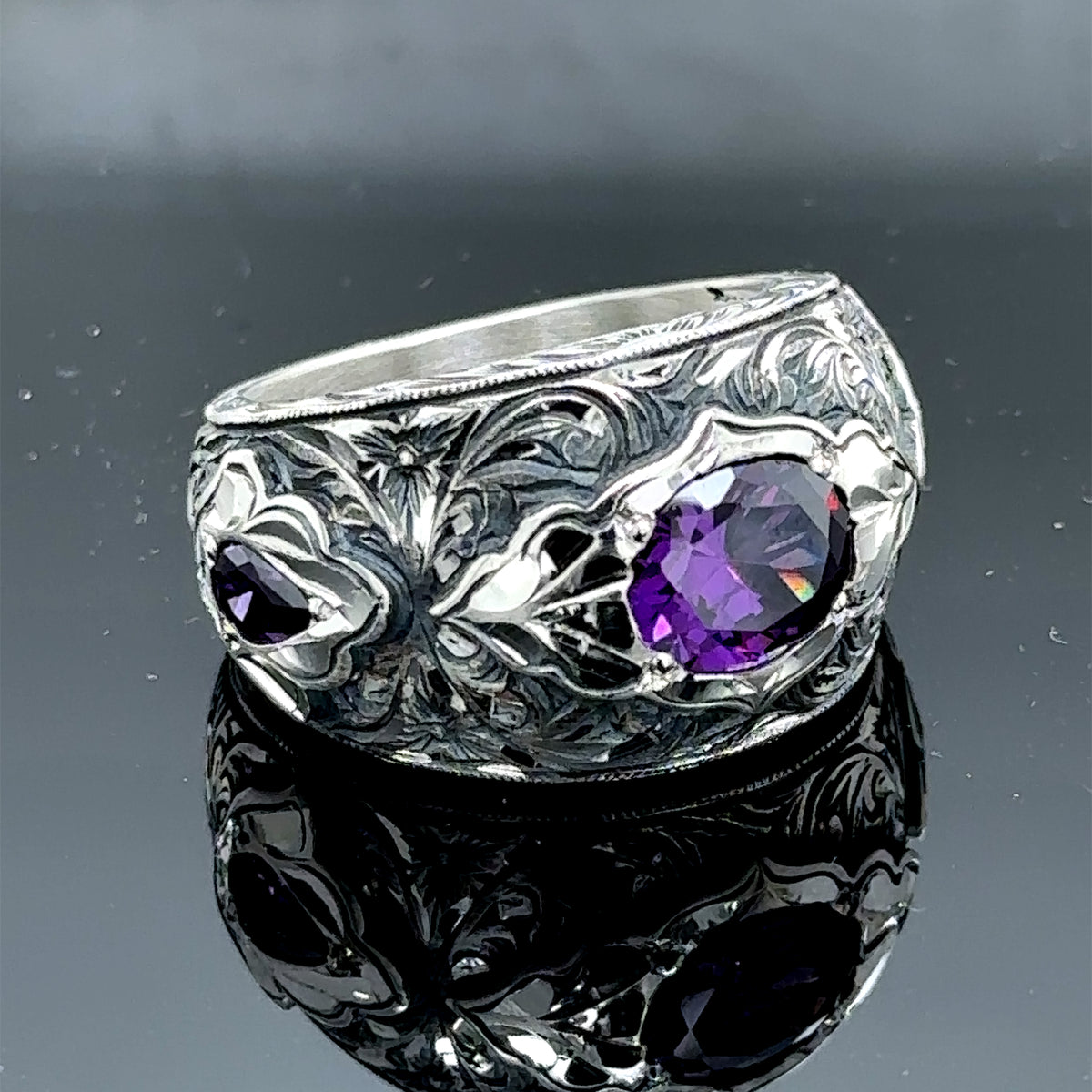 Handgefertigter Herrenring aus natürlichem Amethyst mit Gravur und breitem Band