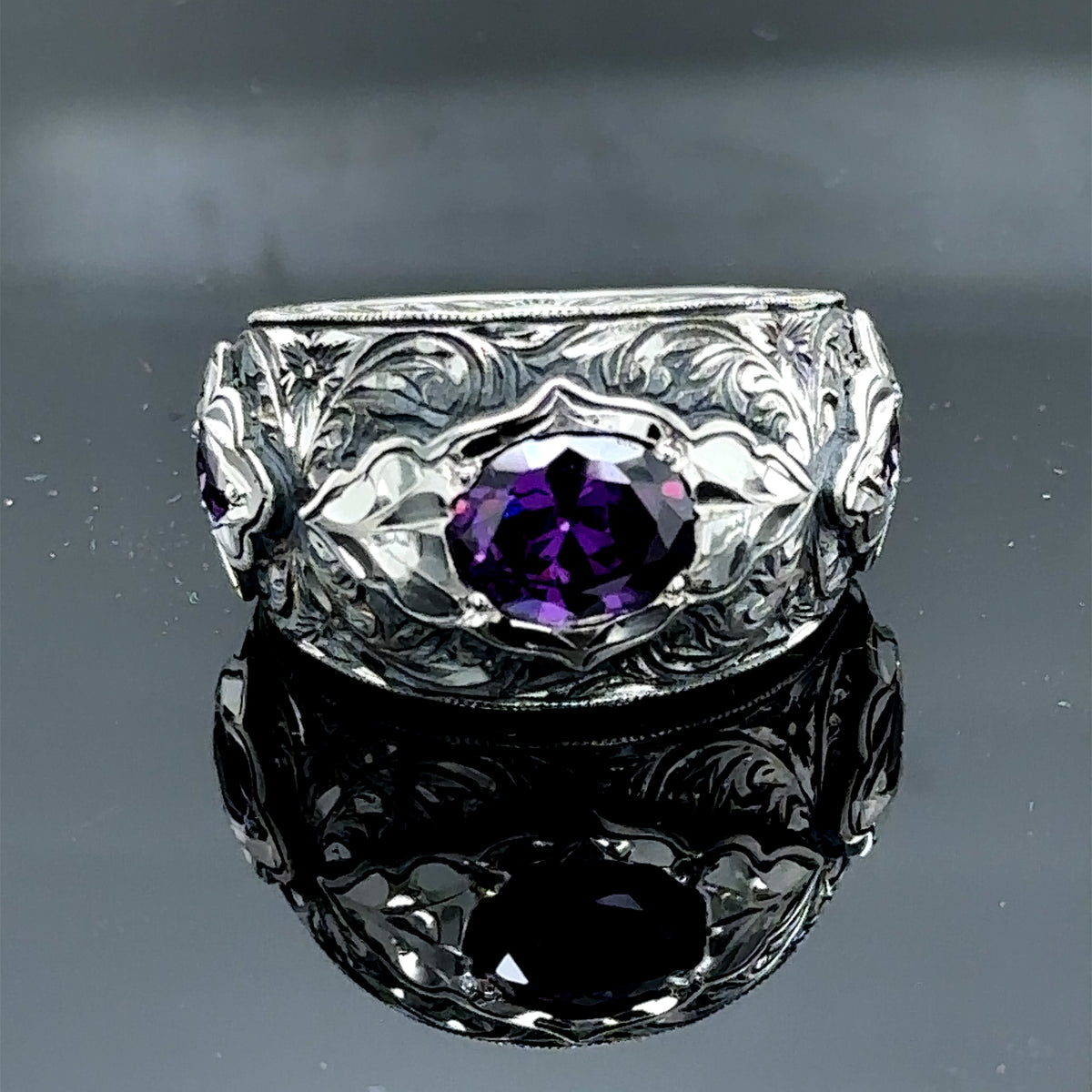 Handgefertigter Herrenring aus natürlichem Amethyst mit Gravur und breitem Band