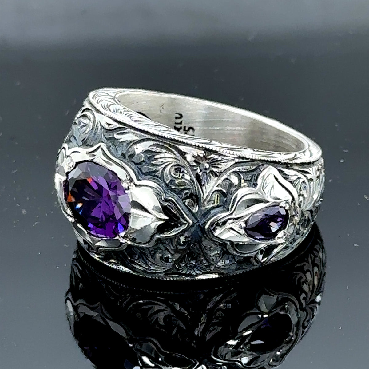 Handgefertigter Herrenring aus natürlichem Amethyst mit Gravur und breitem Band