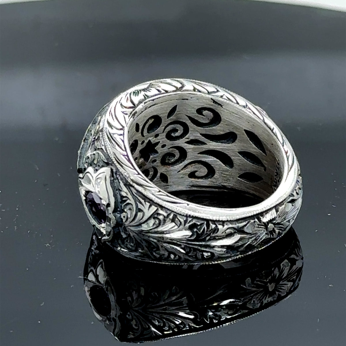 Handgefertigter Herrenring aus natürlichem Amethyst mit Gravur und breitem Band