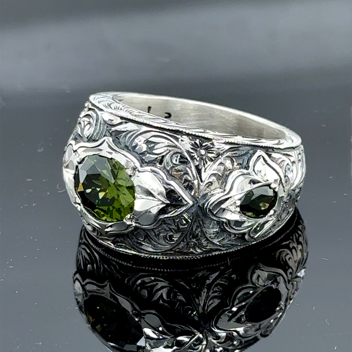 Handgefertigter Herrenring mit grünem Peridot-Stein und Gravur