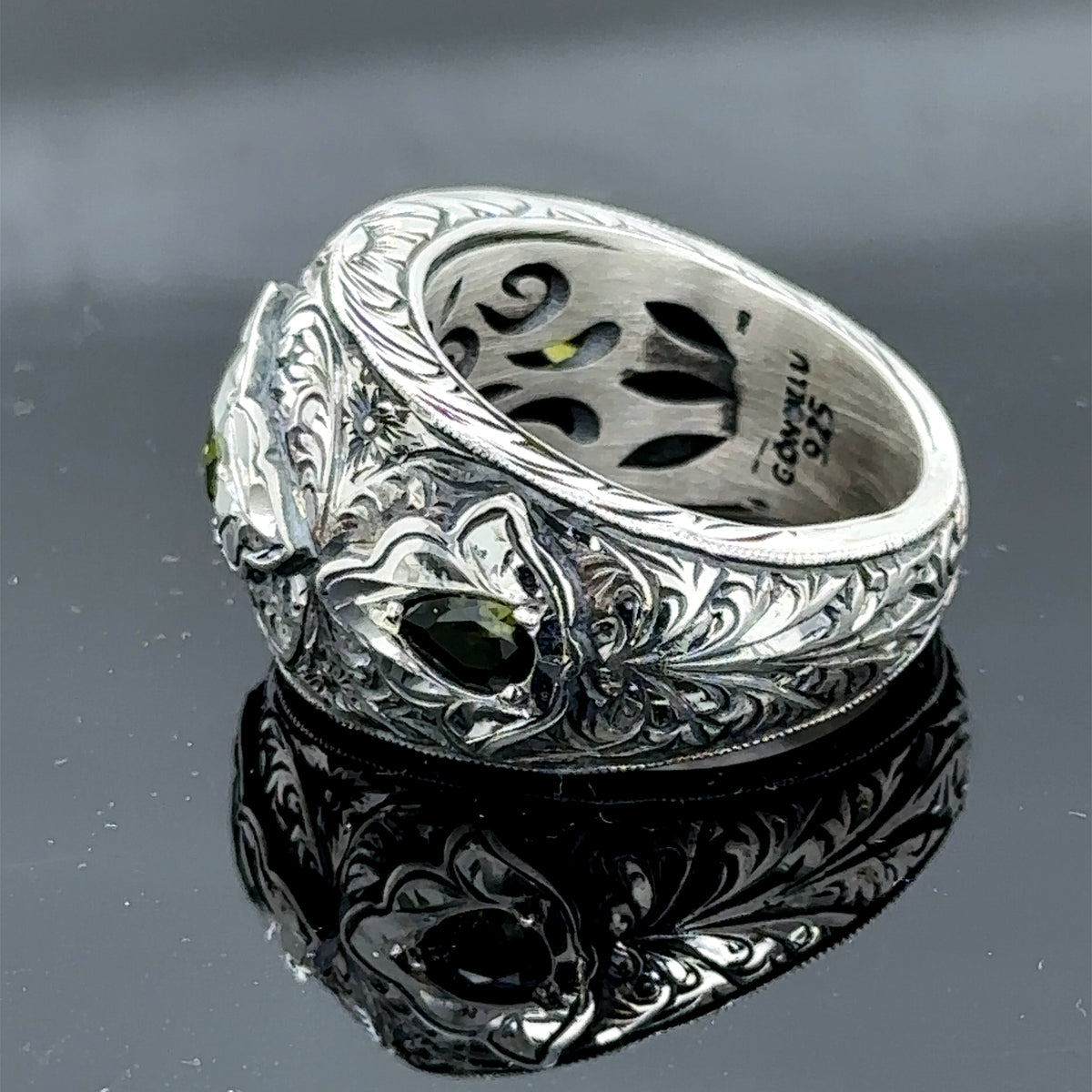 Handgefertigter Herrenring mit grünem Peridot-Stein und Gravur