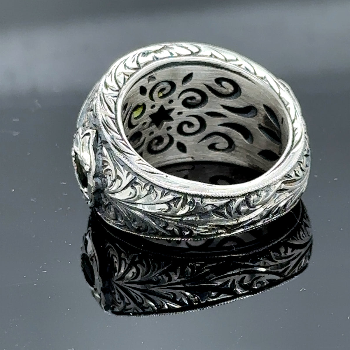 Handgefertigter Herrenring mit grünem Peridot-Stein und Gravur