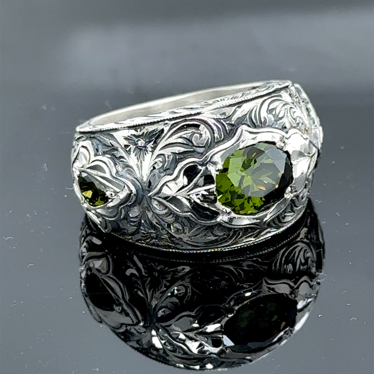 Handgefertigter Herrenring mit grünem Peridot-Stein und Gravur
