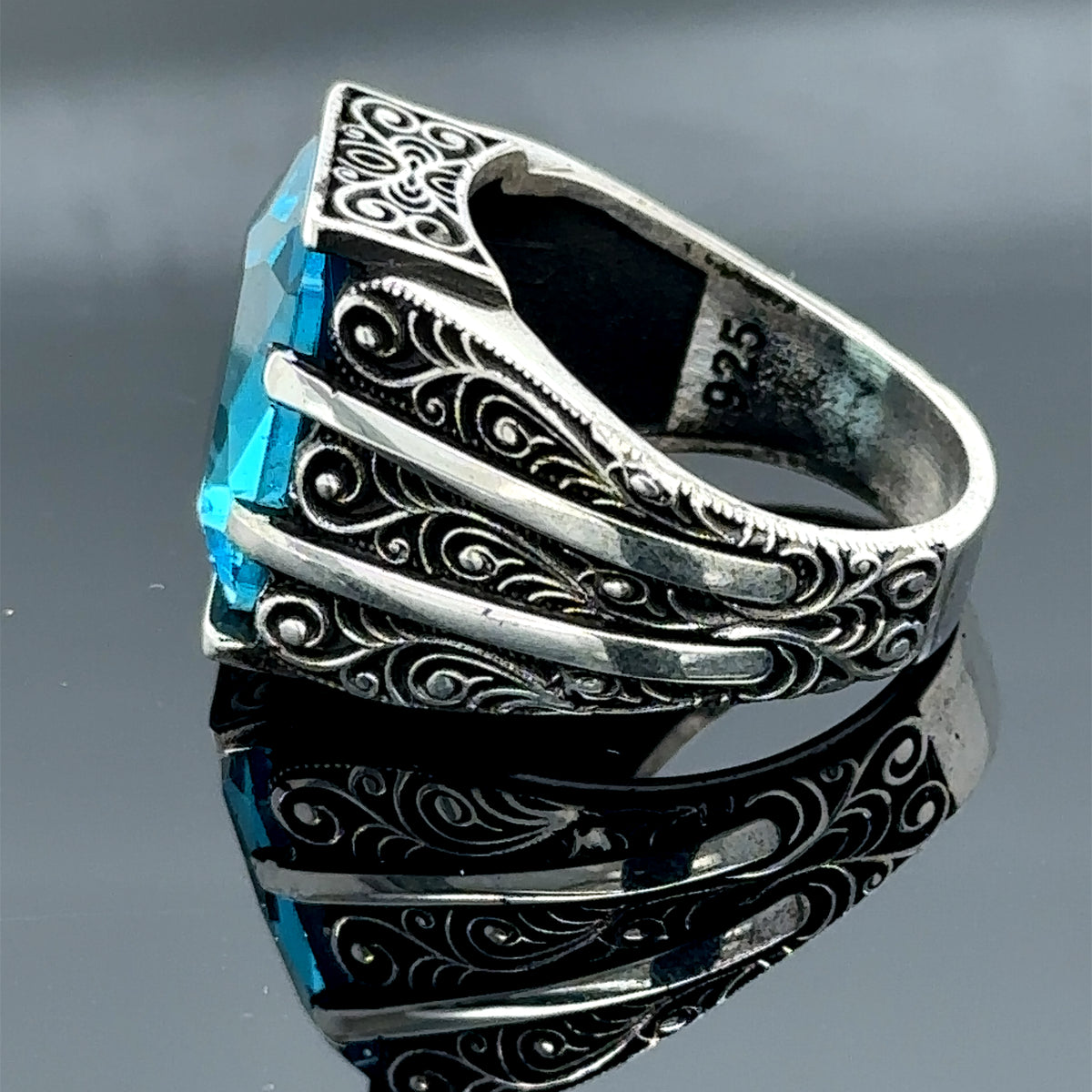 Anillo de aguamarina grabado a mano para hombre