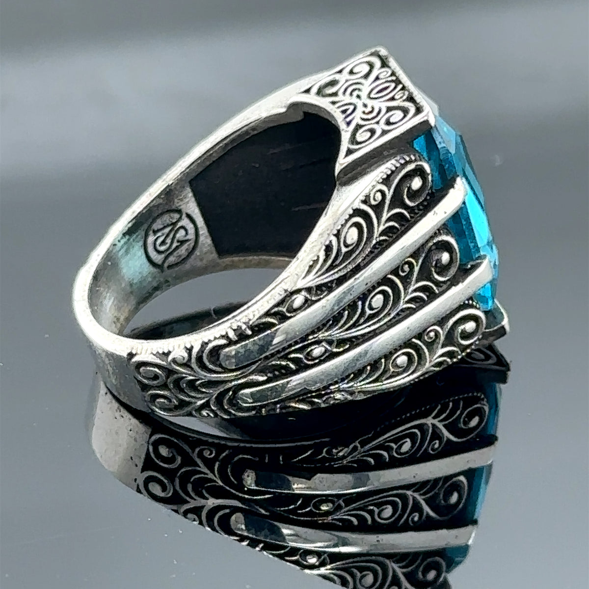 Anillo de aguamarina grabado a mano para hombre