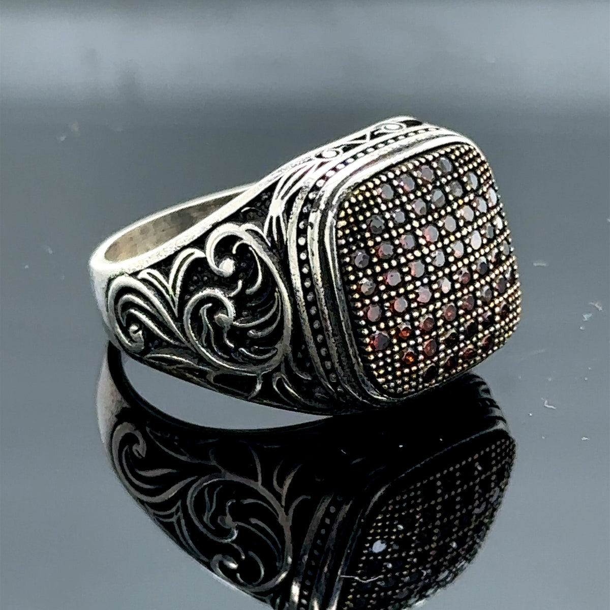 Anillo de plata con micro rubí para hombre, hecho a mano