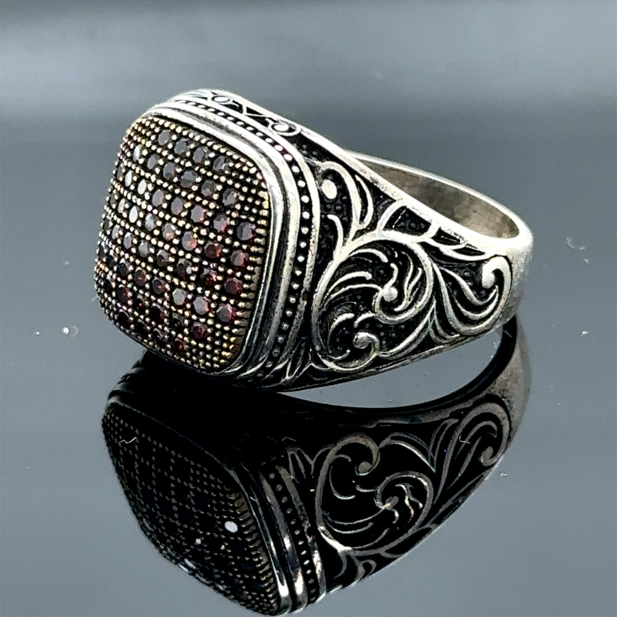 Anillo de plata con micro rubí para hombre, hecho a mano