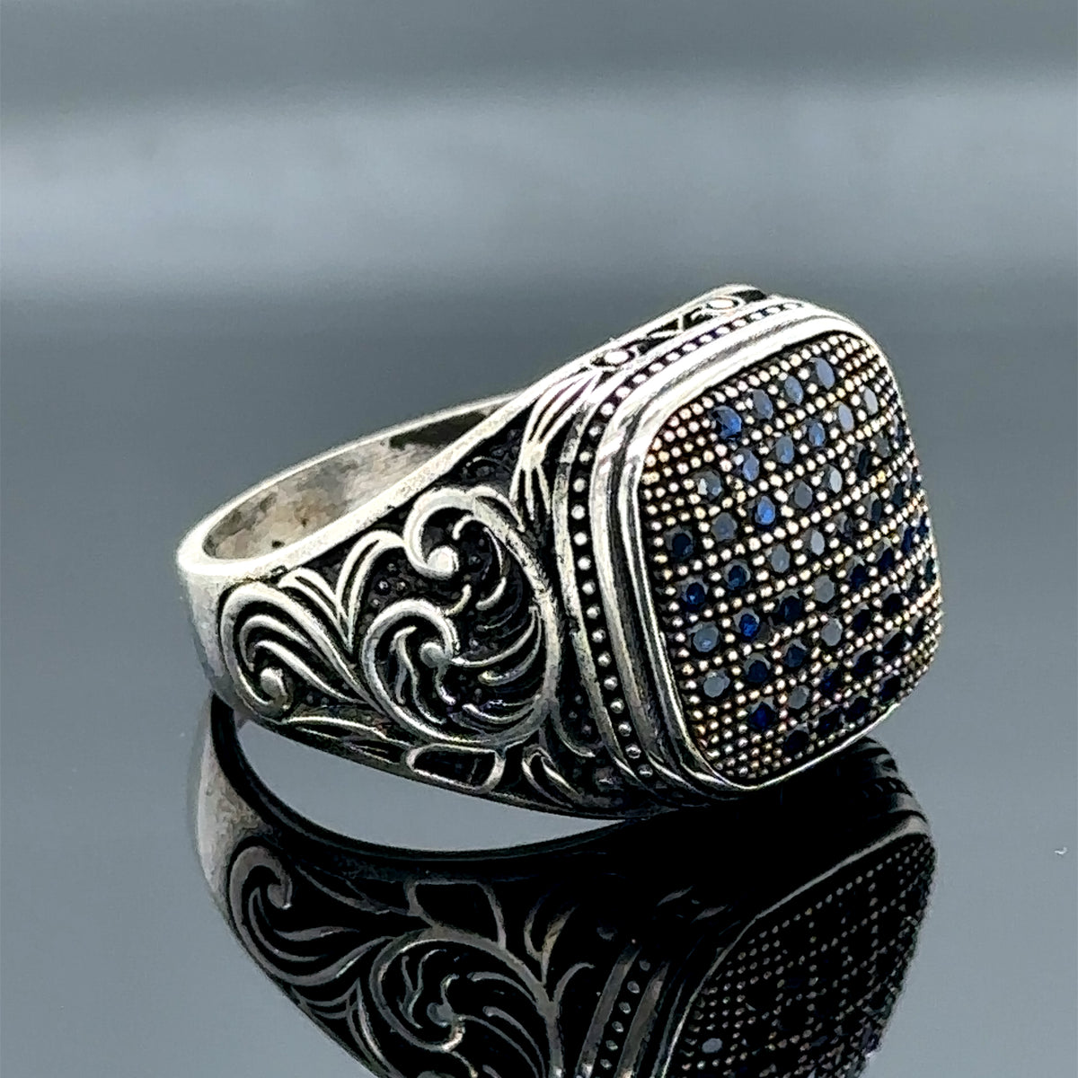 Handgefertigter Herrenring mit quadratischem Mikrosaphir