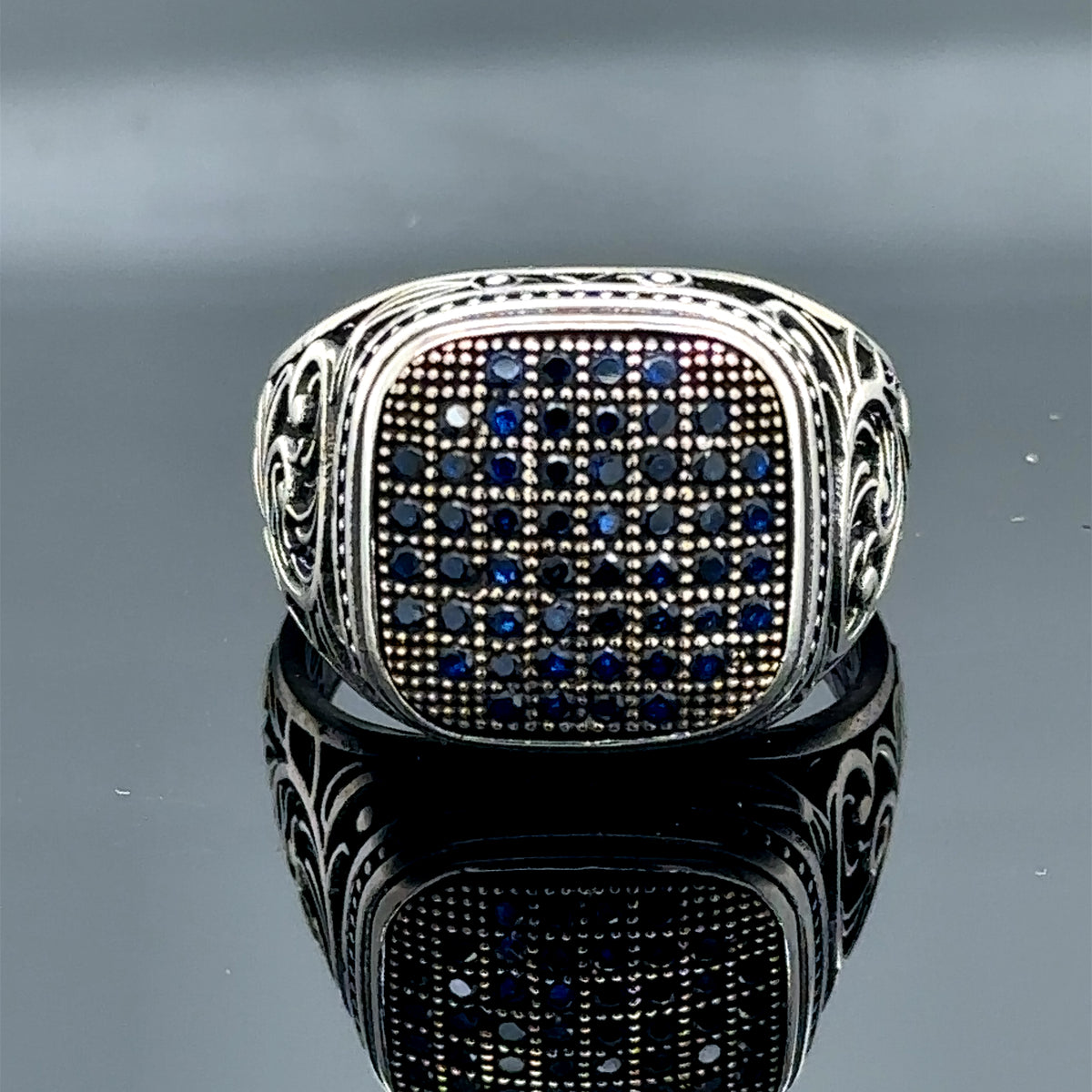 Handgefertigter Herrenring mit quadratischem Mikrosaphir