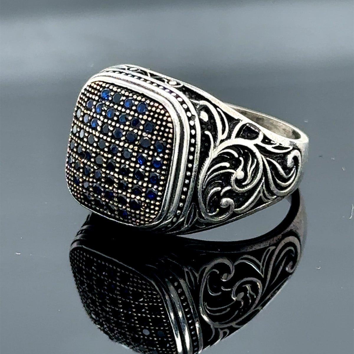 Handgefertigter Herrenring mit quadratischem Mikrosaphir