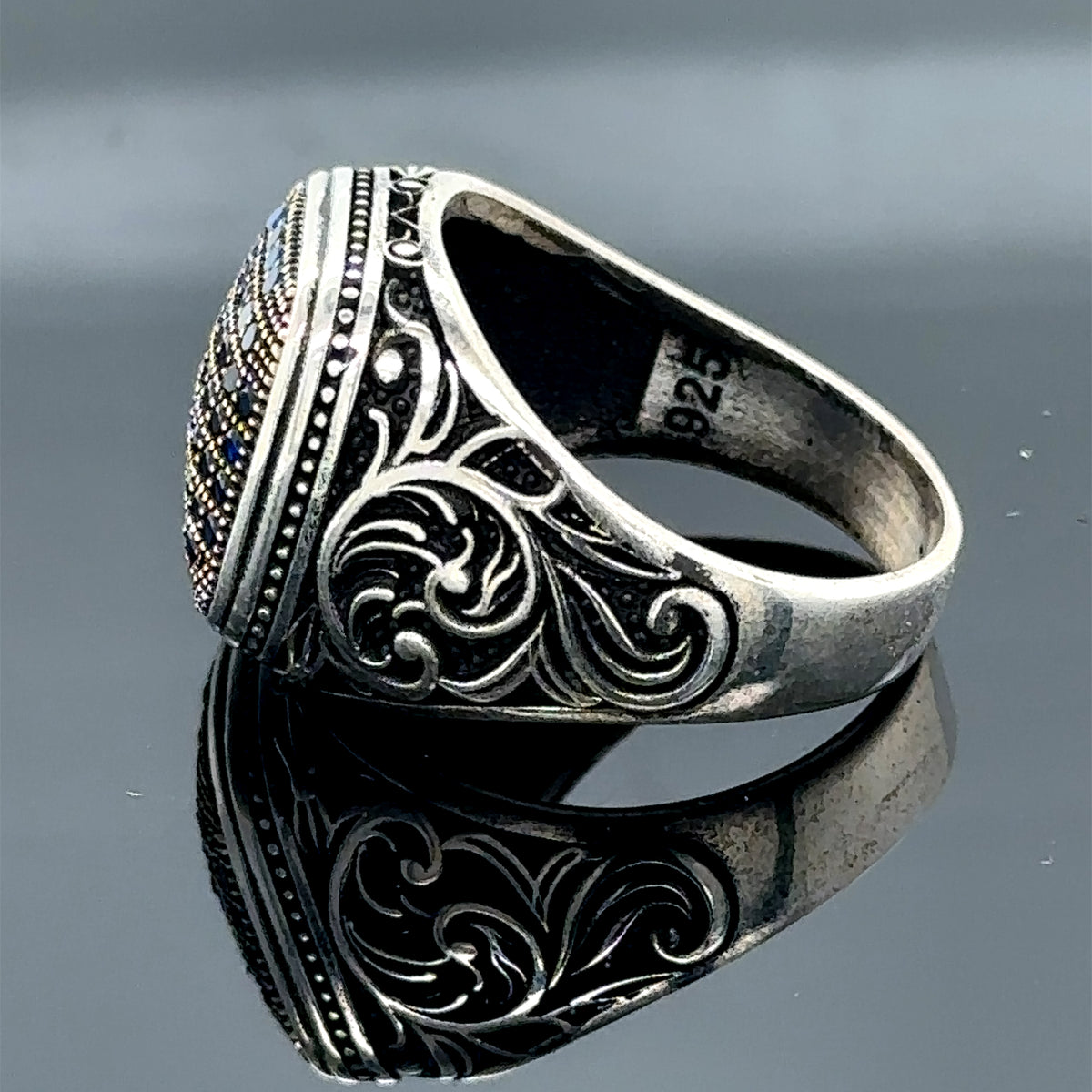 Handgefertigter Herrenring mit quadratischem Mikrosaphir