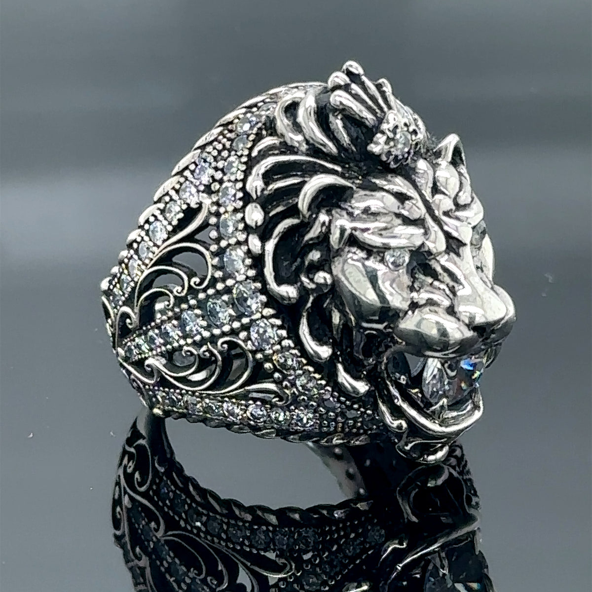 Anillo de plata con moissanita y cabeza de león para hombre