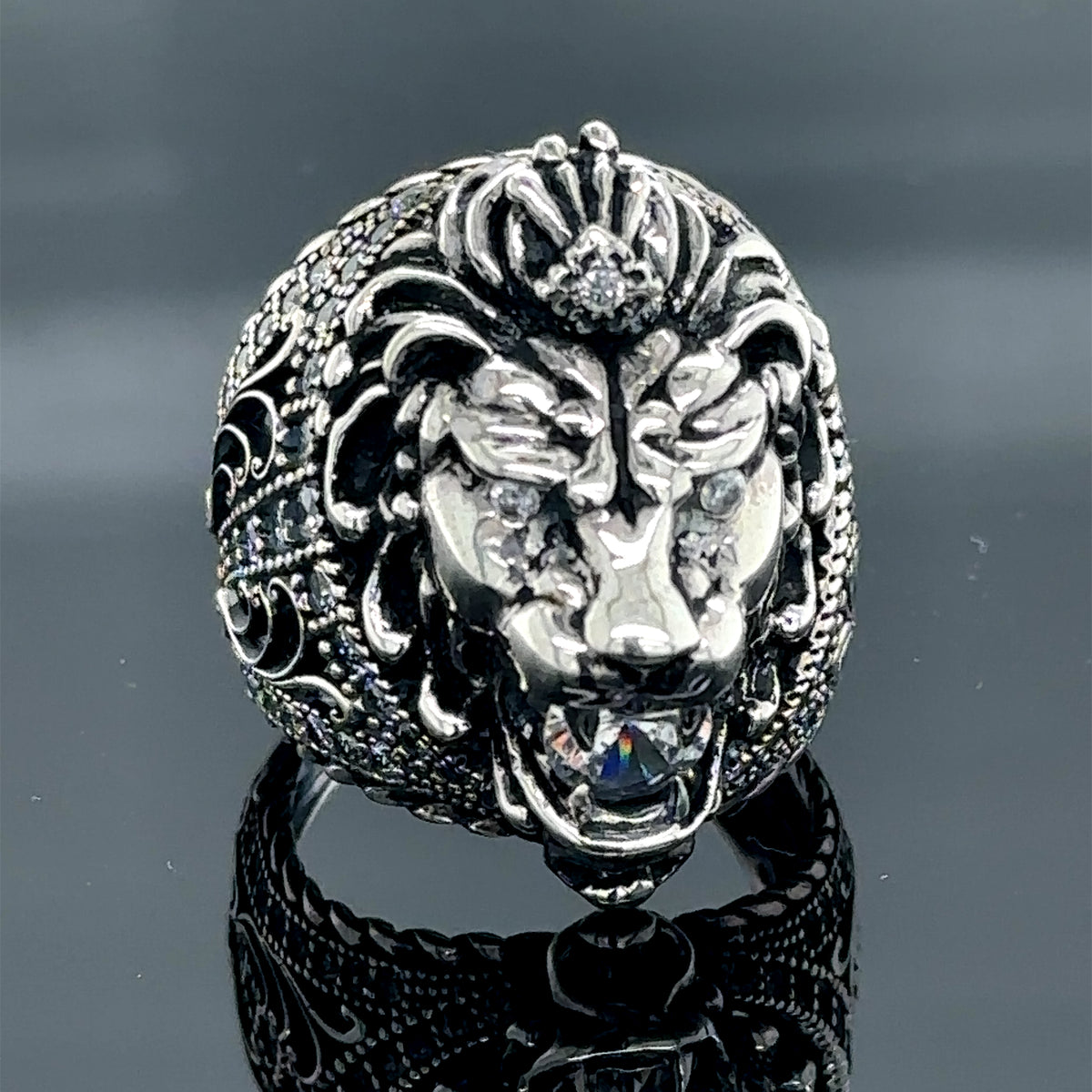 Anillo de plata con moissanita y cabeza de león para hombre